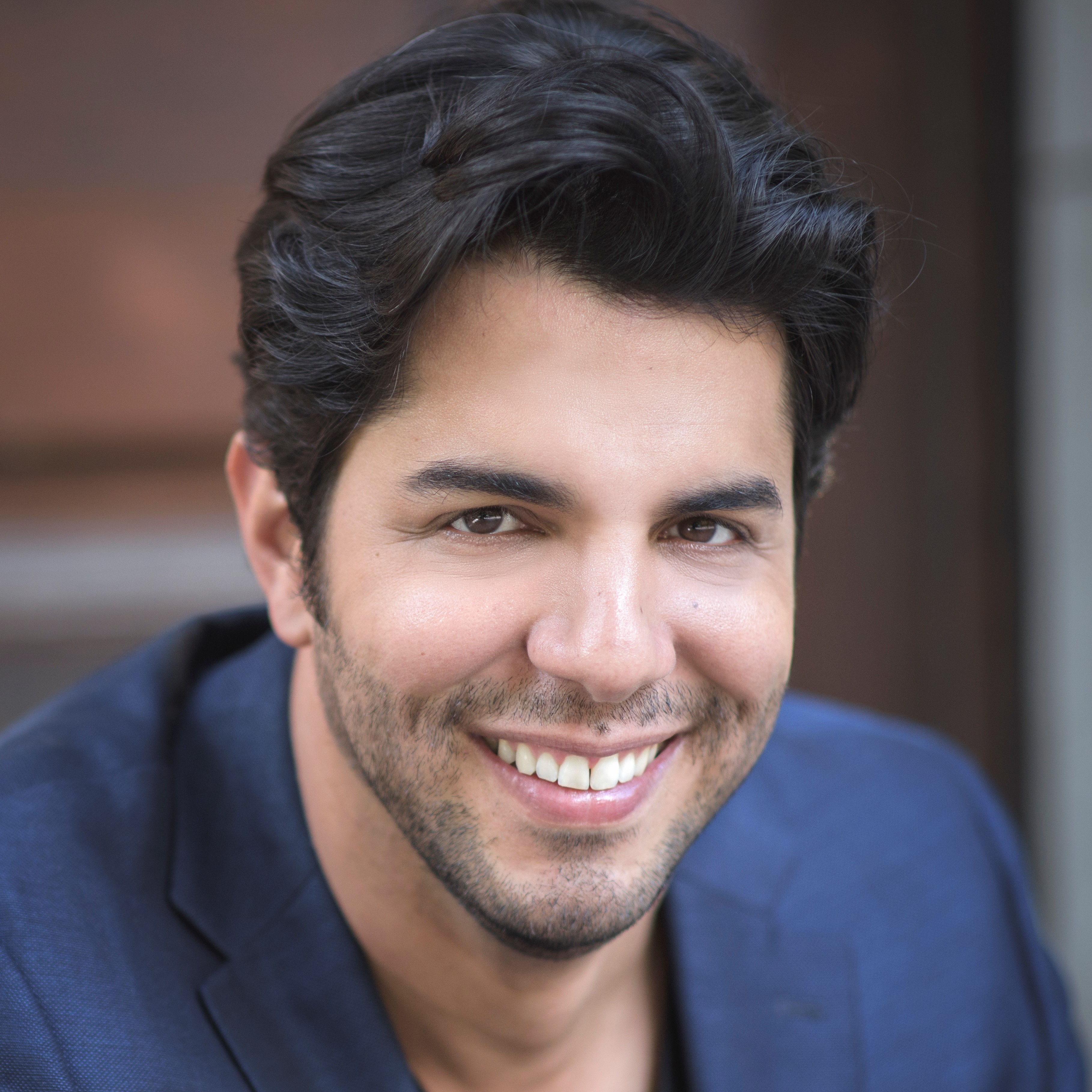 Headshot of Domingo Hindoyan