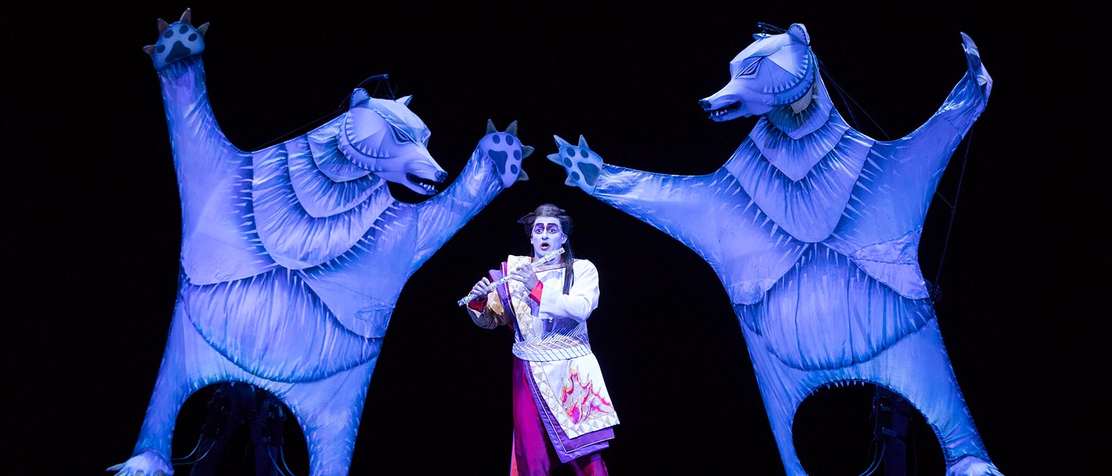 https://www.metopera.org/globalassets/season/2019-20/operas/magic-flute-the/1600x685/1600x685_flute3.jpg