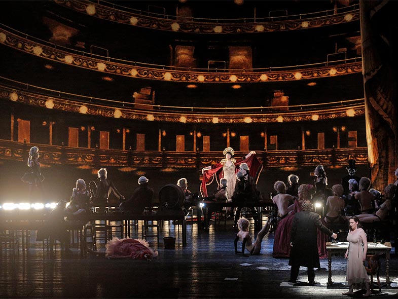 Rood Gorgelen Bewolkt Metropolitan Opera | Les Contes d'Hoffmann