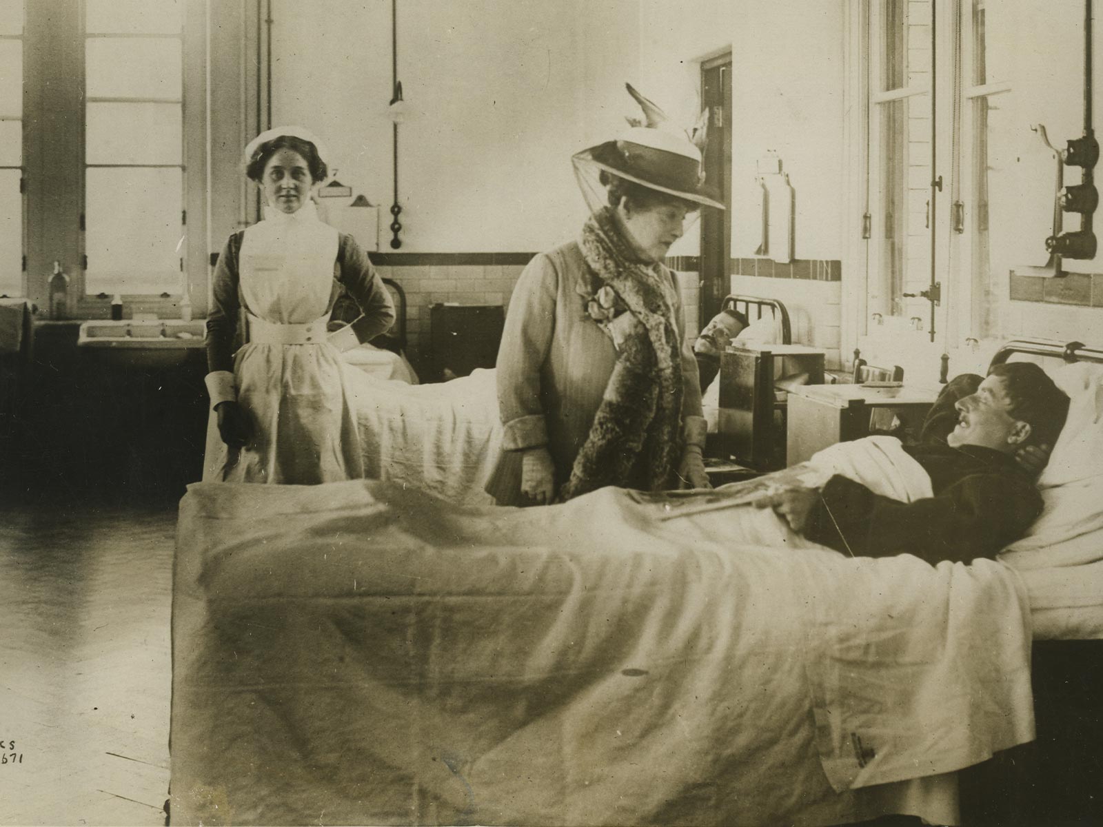 Patti, Adelina_with wounded soldier.jpg