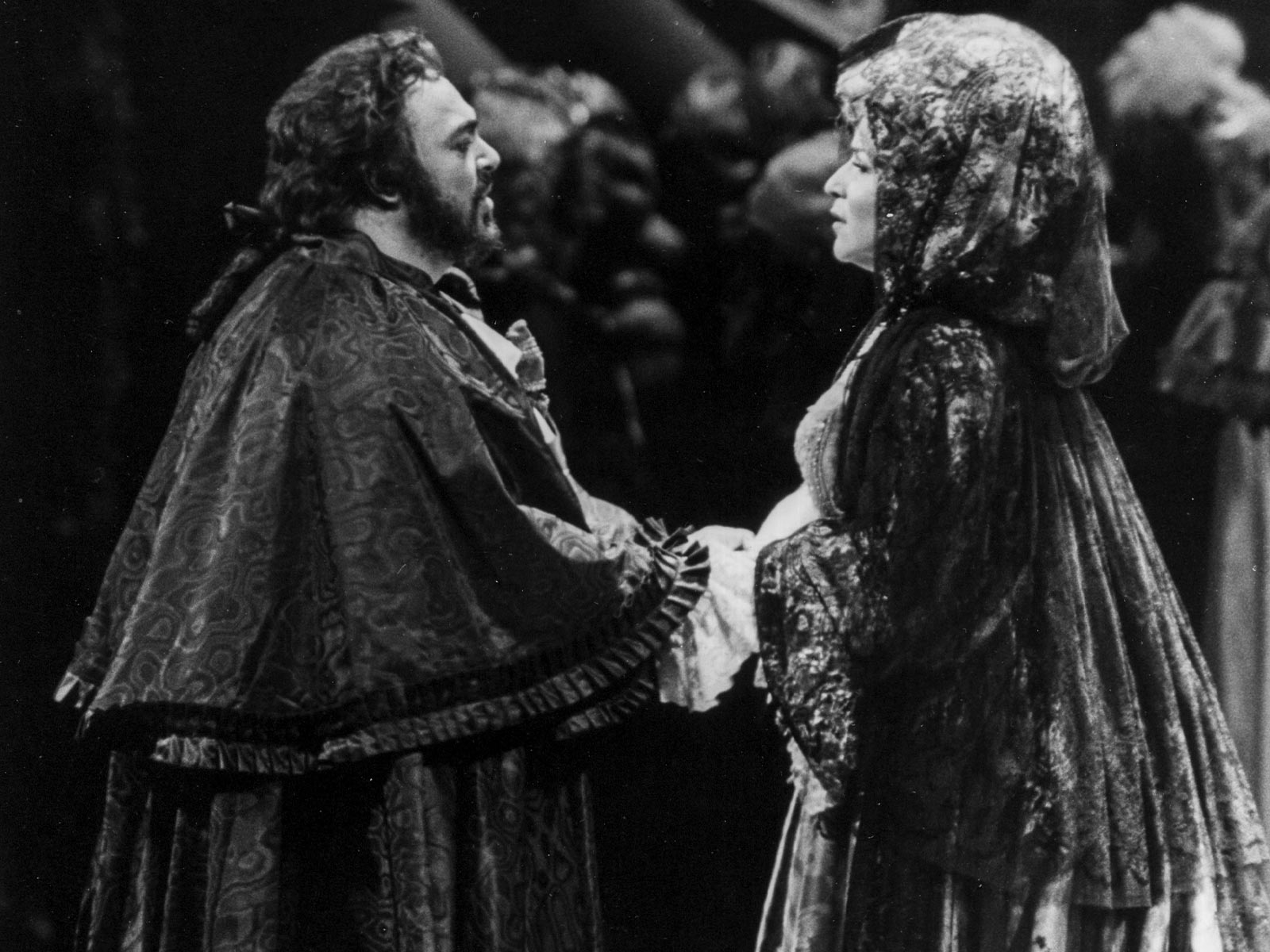 Pavarotti, Luciano_Ballo in Maschera, Un_Riccardo_with Aprile Millo as Amelia.jpg