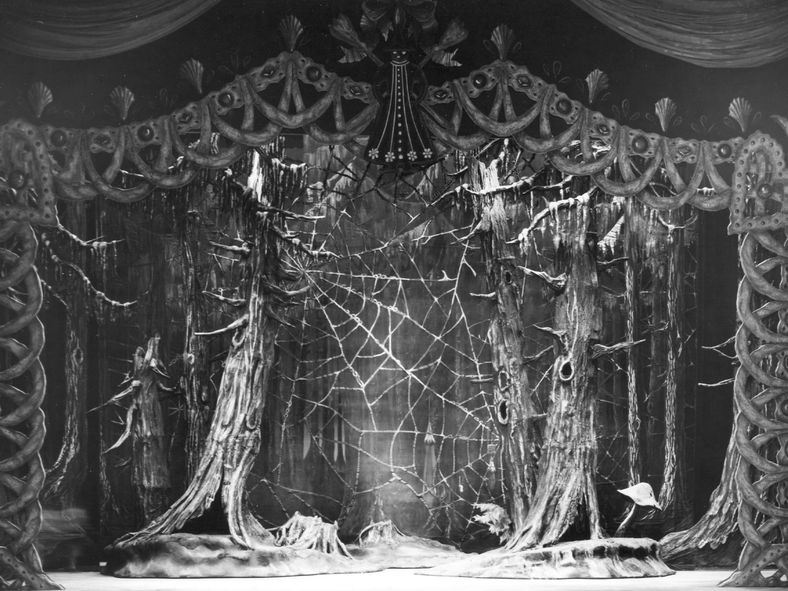 Hansel and Gretel 1967-68_O'Hearn design for Forest.jpg