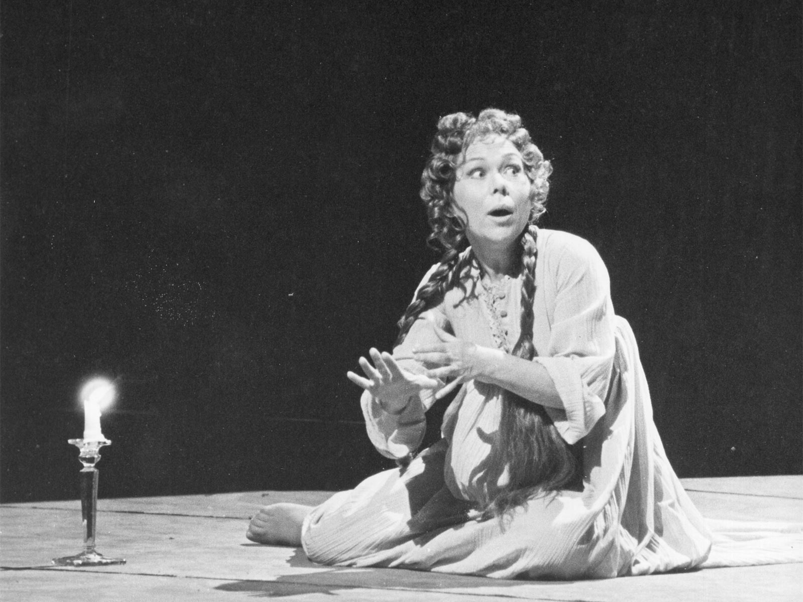 Scotto, Renata Lady Macbeth Macbeth mad scene 3 Klotz.jpg