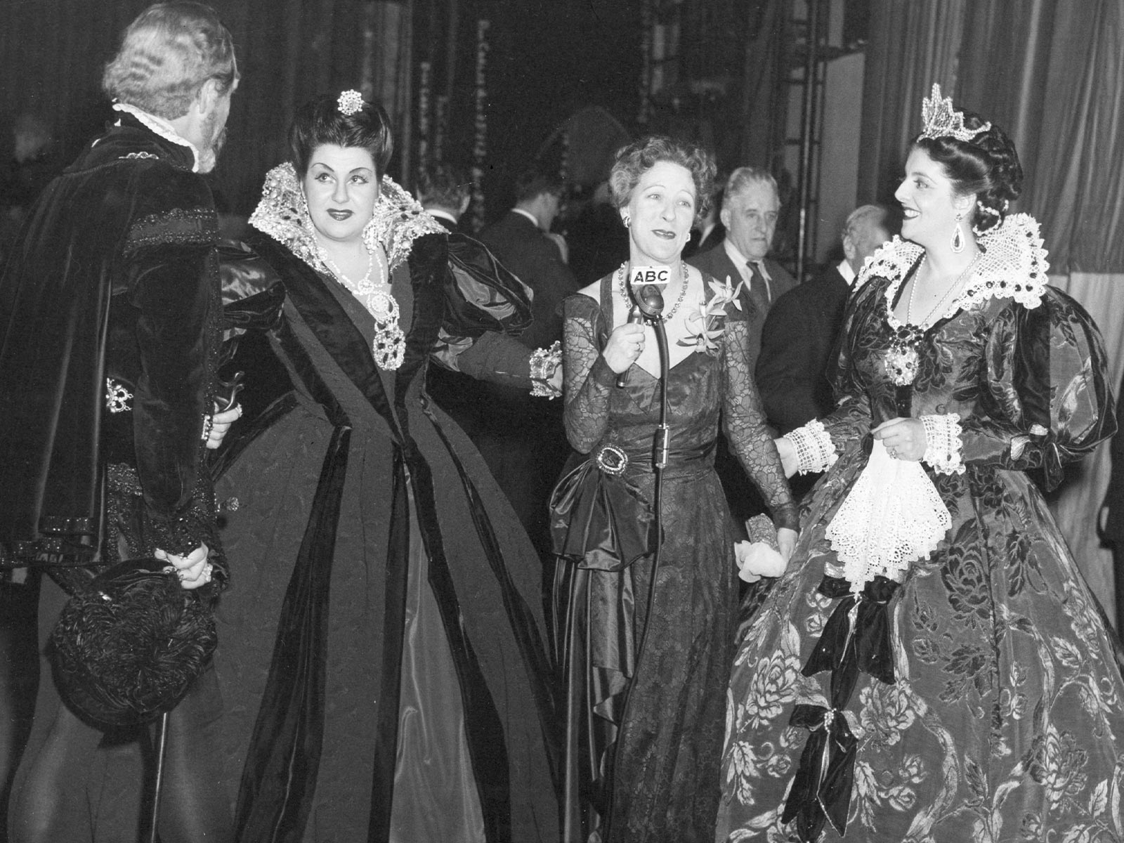 Don Carlo 1950 backstage w Siepi Barbieri Webster Rigal_.jpg